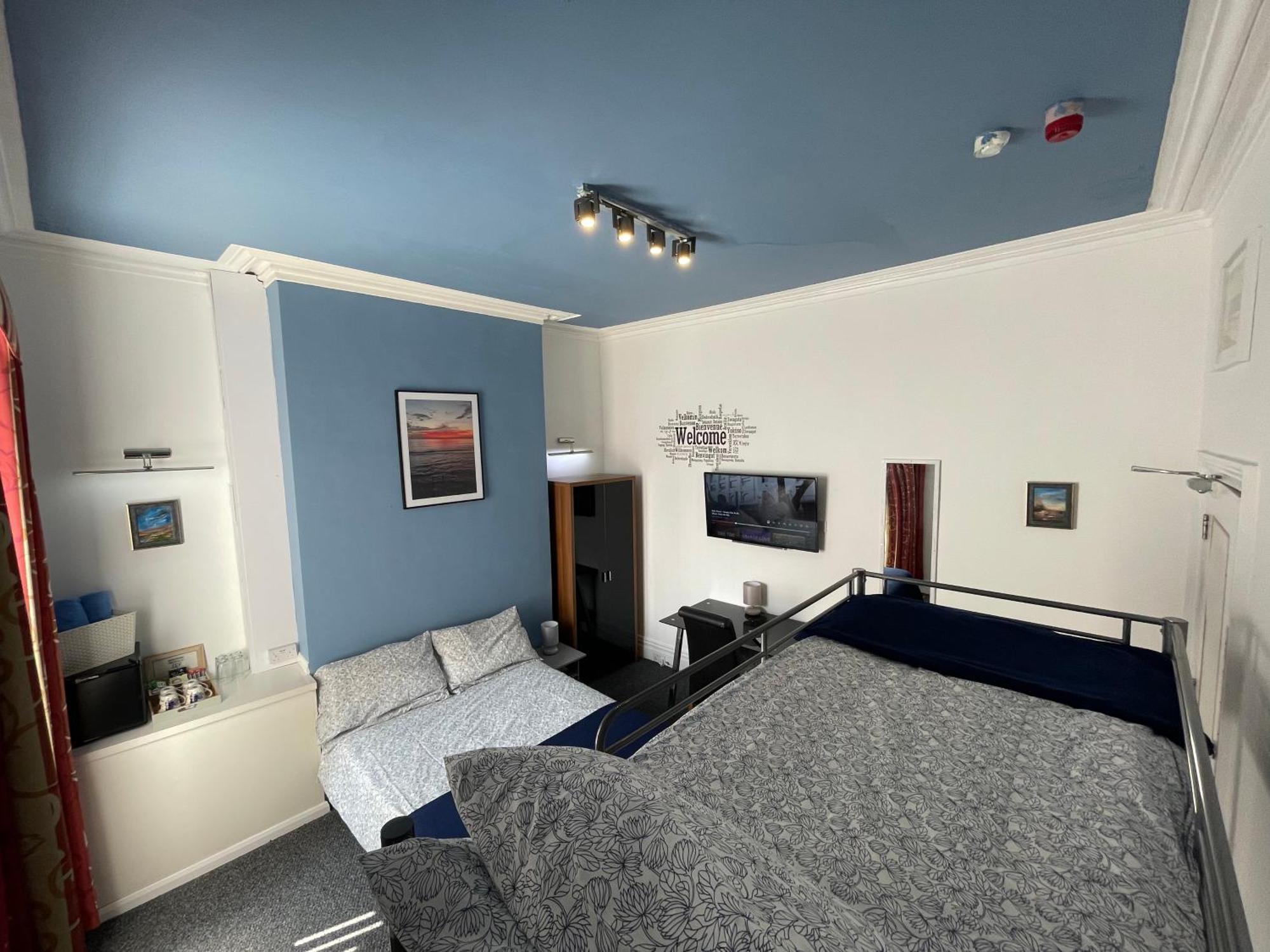 Backpackers & Hotel